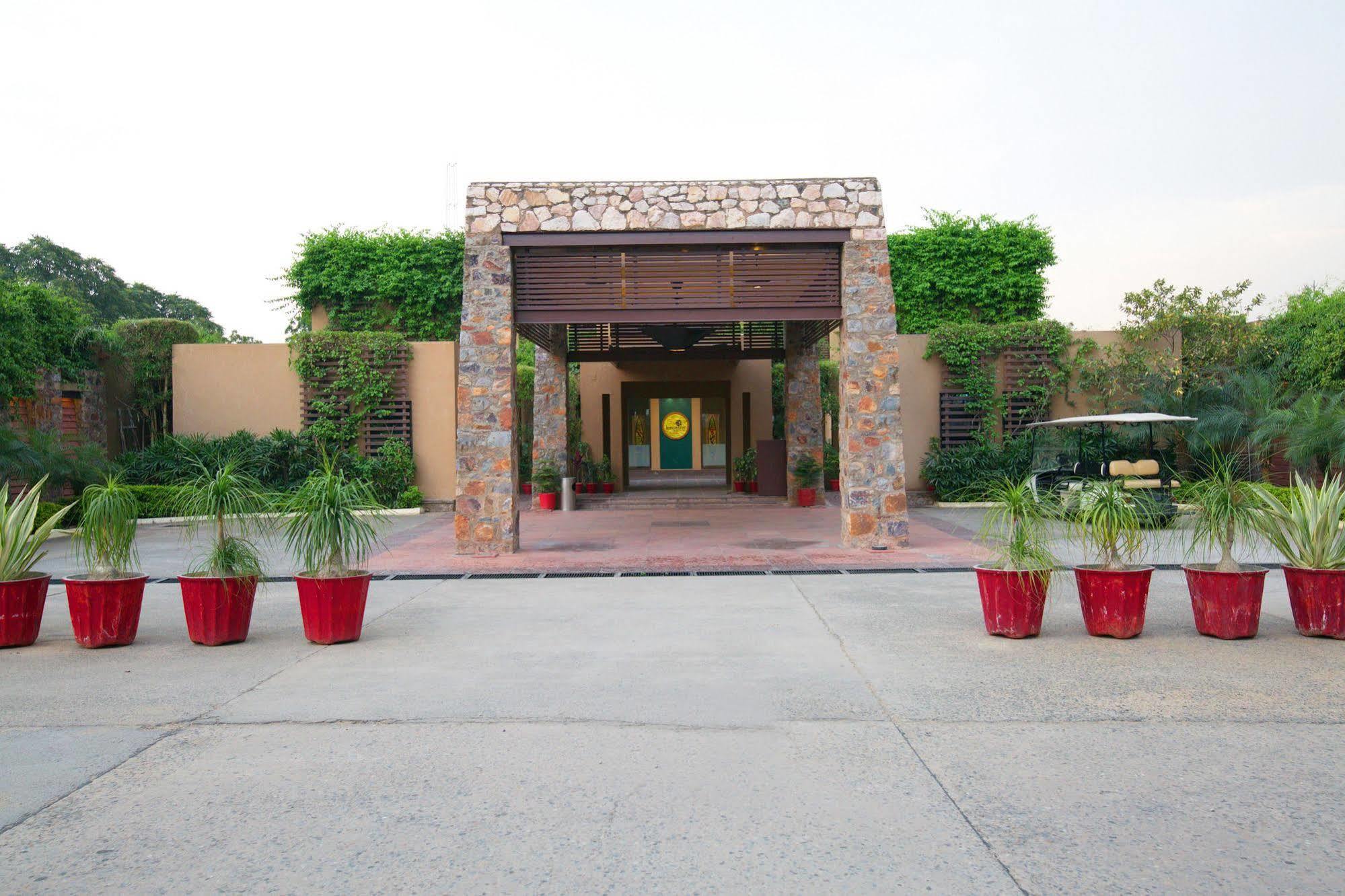 Lemon Tree Hotel, Tarudhan Valley, Manesar Gurgaon Exterior foto
