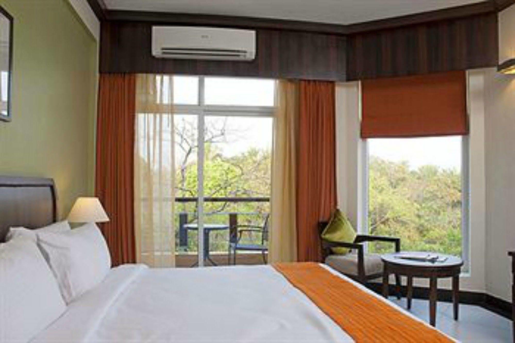Lemon Tree Hotel, Tarudhan Valley, Manesar Gurgaon Exterior foto